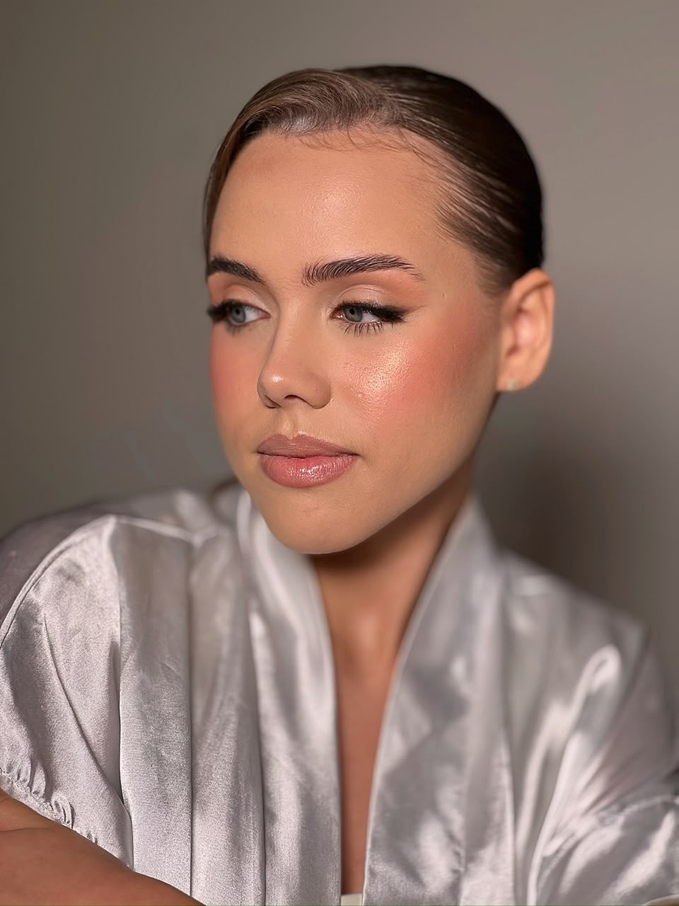 Retrato de Júlia com robe acetinado